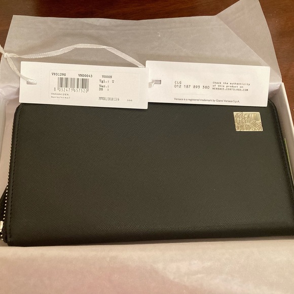 NWT VERSACE— Zip Around Black Leather Wallet/Agenda - Picture 1 of 16